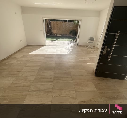 רצפה נקייה בחדר ריק עם דלת פתוחה לגינה